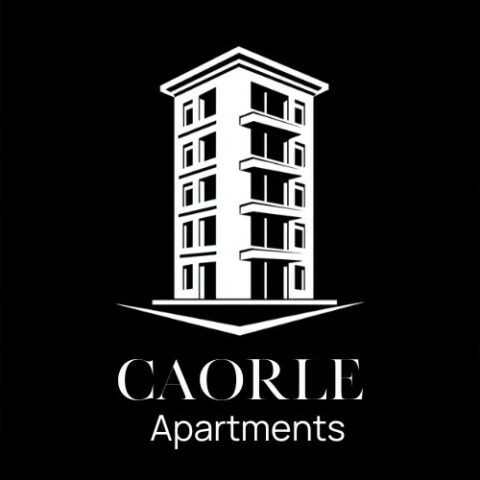 Ein weißes Logo auf schwarzem Hintergrund stellt ein mehrstöckiges Apartmentgebäude mit vier Balkonen dar. Unter dem Gebäude steht in Großbuchstaben „CAORLE Apartments“. - Ferienwohnung Caorle